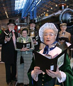 Carol Singers in einem Eisenbahnmuseum