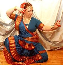 ich in typischem Vollsitz beim Indischen Tanz