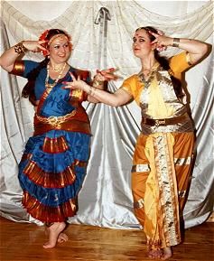 meine Freundin (in gelb) und ich beim Indischen Tanz