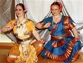 meine Freundin Dagmar (in gelb) und ich beim Indischen Tanz