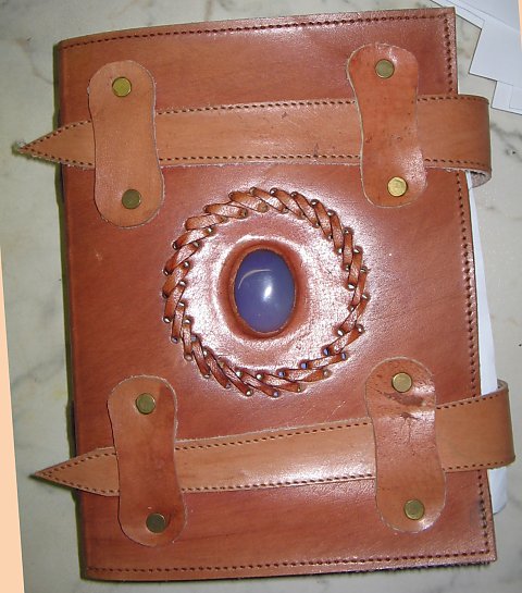 das besondere Notizbuch - hier aus Leder mit Schnallen - mein Buch der Schatten