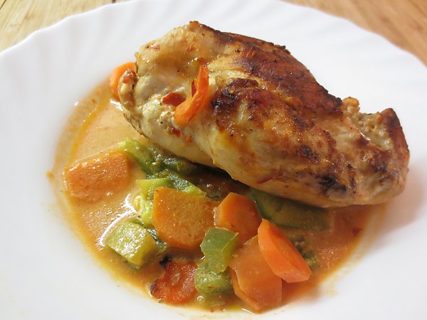 Mediterran gef&uuml;llte H&auml;nhnchenbrustfilet   - mit scharfer Gem&uuml;se-Tomatenso&szlig;e